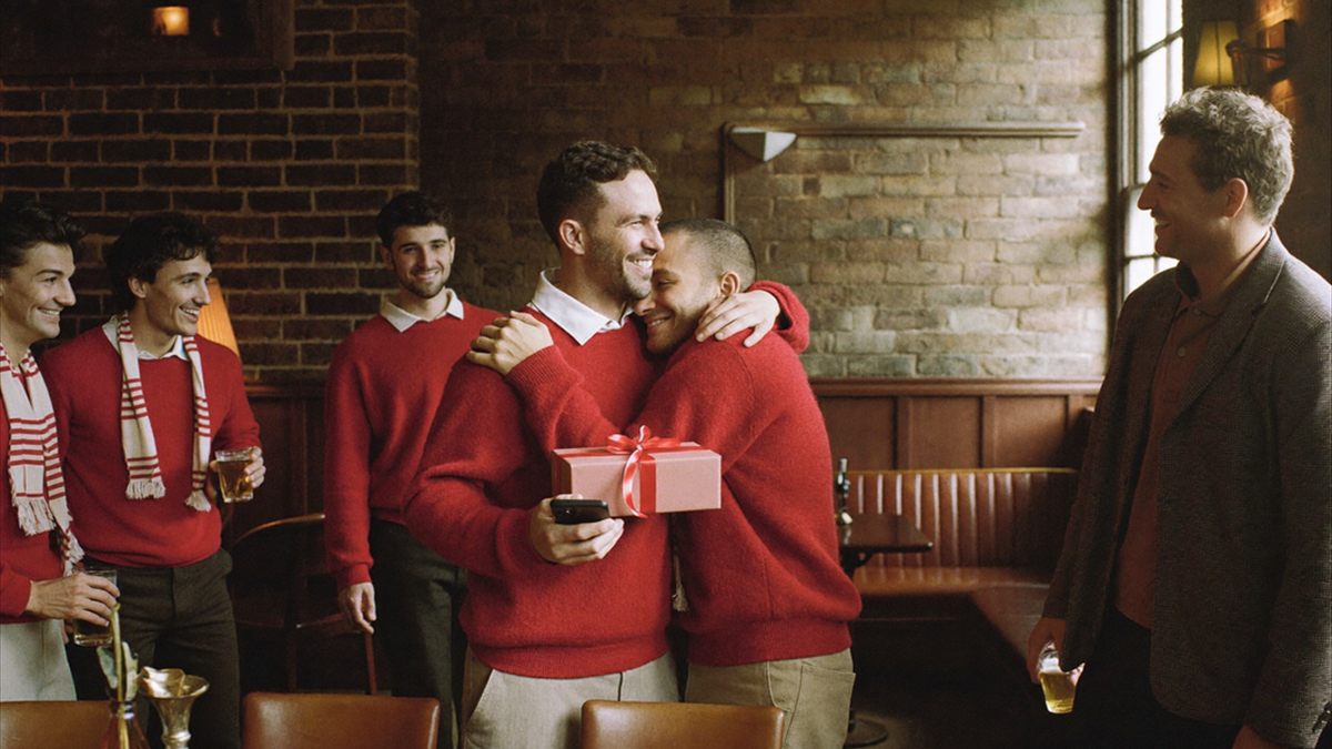 Фенове в червено-бяло празнуват в лондонски пъб, приятел подарява песен
